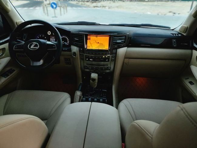 Подержанный Lexus LX 570 III, 5.7 л, 2011 в Шардже от Nassem Al Sham Used Cars Серебристый цвет. GCC | AUTO.AE