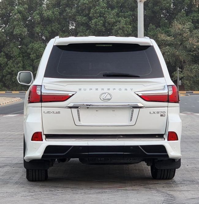 Подержанный Lexus LX 570 III Рестайлинг 2, 5.7 л, 2015 в Шардже от Nassem Al Sham Used Cars Белый цвет. GCC | AUTO.AE