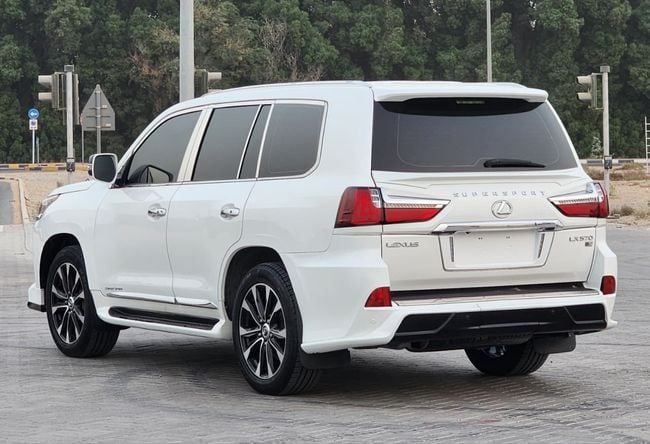 Подержанный Lexus LX 570 III Рестайлинг 2, 5.7 л, 2015 в Шардже от Nassem Al Sham Used Cars Белый цвет. GCC | AUTO.AE