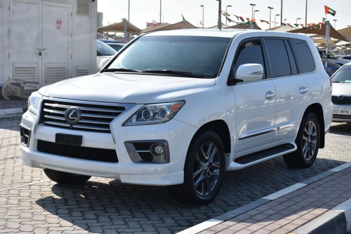 Подержанный Lexus LX 570 III Рестайлинг, 5.7 л, 2012 в Шардже от Alfaris Used Cars Белый цвет. GCC | AUTO.AE