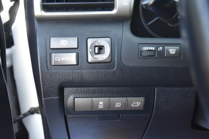 Подержанный Lexus LX 570 III Рестайлинг, 5.7 л, 2012 в Шардже от Alfaris Used Cars Белый цвет. GCC | AUTO.AE