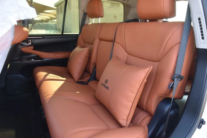 Подержанный Lexus LX 570 III Рестайлинг, 5.7 л, 2012 в Шардже от Alfaris Used Cars Белый цвет. GCC | AUTO.AE