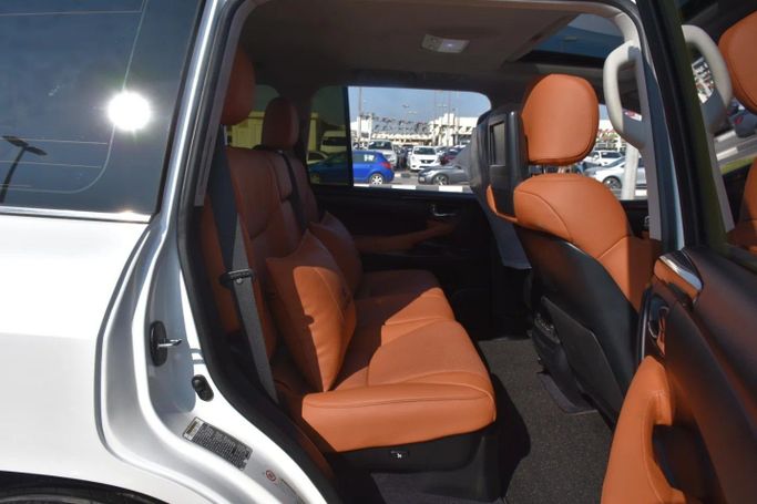 Подержанный Lexus LX 570 III Рестайлинг, 5.7 л, 2012 в Шардже от Alfaris Used Cars Белый цвет. GCC | AUTO.AE