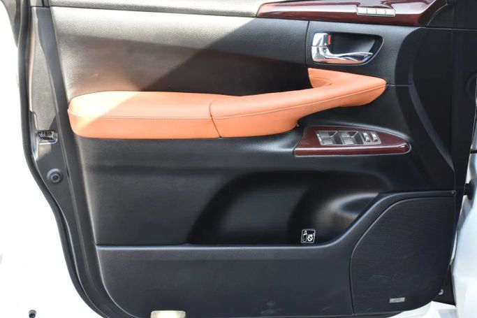 Подержанный Lexus LX 570 III Рестайлинг, 5.7 л, 2012 в Шардже от Alfaris Used Cars Белый цвет. GCC | AUTO.AE