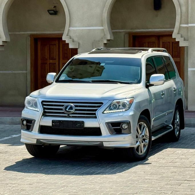 Подержанный Lexus LX 570 III Рестайлинг, 5.7 л, 2013 в Шардже от Sarmad Cars Серебристый цвет. Other | AUTO.AE
