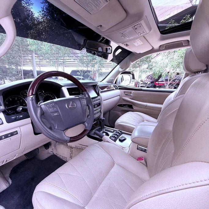 Подержанный Lexus LX 570 III Рестайлинг, 5.7 л, 2013 в Шардже от Sarmad Cars Серебристый цвет. Other | AUTO.AE