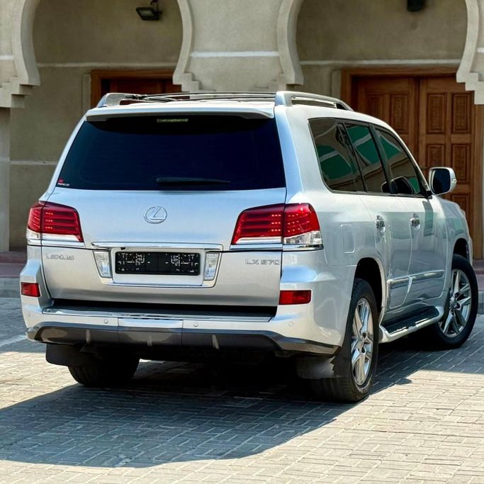 Подержанный Lexus LX 570 III Рестайлинг, 5.7 л, 2013 в Шардже от Sarmad Cars Серебристый цвет. Other | AUTO.AE