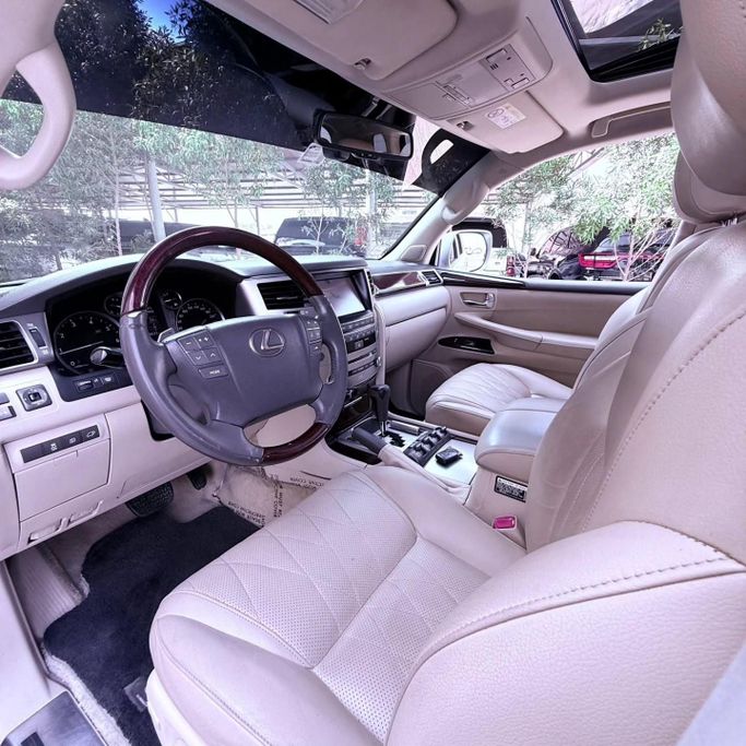Подержанный Lexus LX 570 III Рестайлинг, 5.7 л, 2013 в Шардже от Sarmad Cars Белый цвет. Other | AUTO.AE