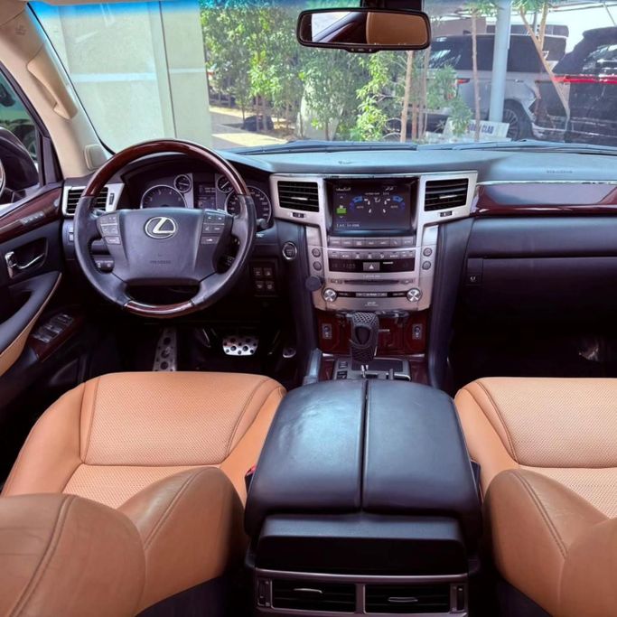 Подержанный Lexus LX 570 III Рестайлинг, 5.7 л, 2015 в Шардже от Sarmad Cars Черный цвет. Other | AUTO.AE