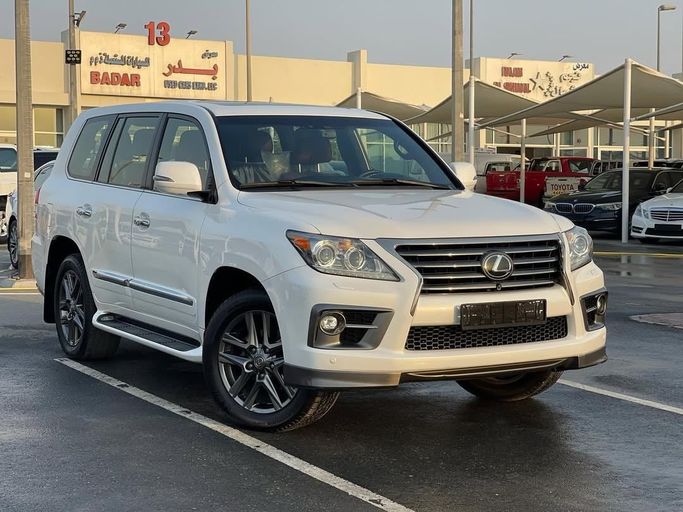 Подержанный Lexus LX 570 III Рестайлинг, 5.7 л, 2014 в Шардже от Badar Used Cars Белый цвет.  | AUTO.AE