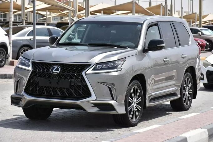 Подержанный Lexus LX 570 III Рестайлинг 2, 5.7 л, 2018 в Шардже от Alfaris Used Cars Серебристый цвет. Other | AUTO.AE