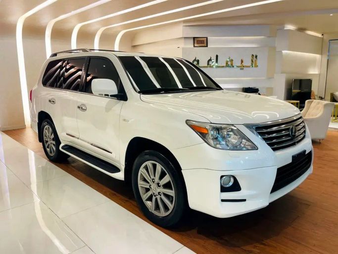 Подержанный Lexus LX 570 III, 5.7 л, 2011 в Шардже от Alyamama Motors Белый цвет. GCC | AUTO.AE