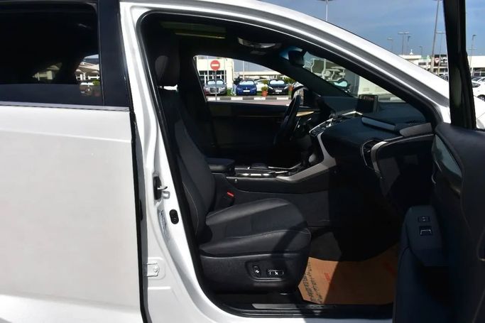 Подержанный Lexus NX 300 I Рестайлинг, 2.0 л, 2020 в Шардже от Alfaris Used Cars Белый цвет. Other | AUTO.AE