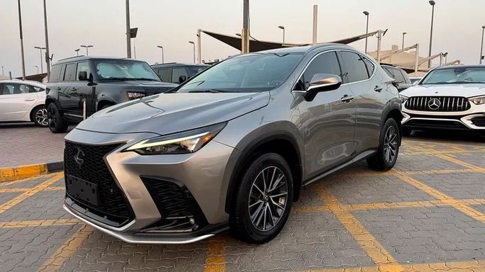 Подержанный Lexus NX 250 II, 2.5 л, 2023 в Шардже от Karkuk Used Cars Золотистый цвет. Американская | AUTO.AE