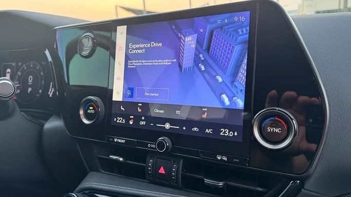 Подержанный Lexus NX 250 II, 2.5 л, 2023 в Шардже от Karkuk Used Cars Золотистый цвет. Американская | AUTO.AE