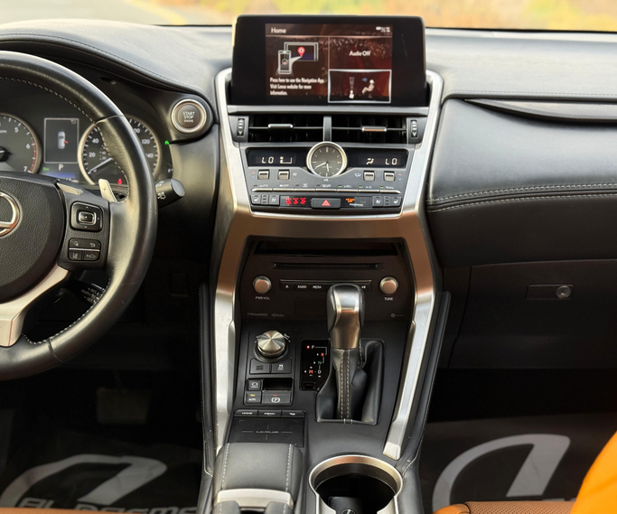 Подержанный Lexus NX 300 I Рестайлинг, 2.0 л, 2019 в Шардже от Al Basma Motors Белый цвет. Американская | AUTO.AE