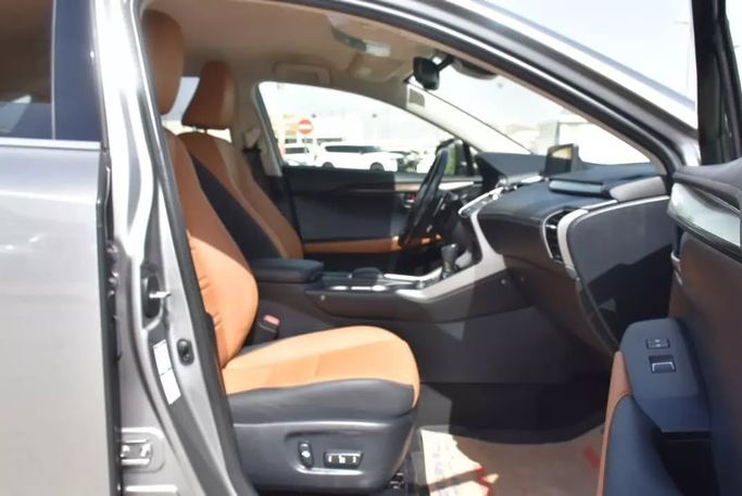 Подержанный Lexus NX 300 I Рестайлинг, 2.0 л, 2020 в Шардже от Alfaris Used Cars Серебристый цвет. Other | AUTO.AE