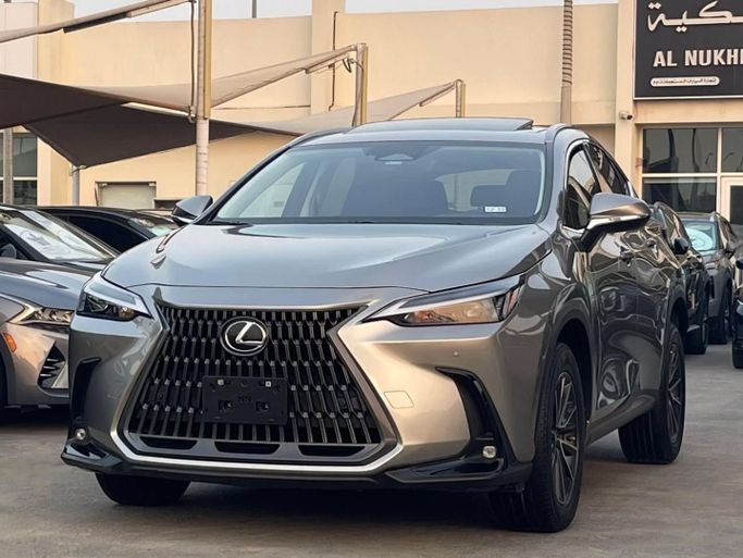 Подержанный Lexus NX 350 II, 2.4 л, 2024 в Шардже от Al Nukhba Al Malakyah Used Cars Золотистый цвет. Американская | AUTO.AE