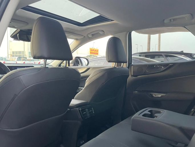 Подержанный Lexus NX 350 II, 2.4 л, 2024 в Шардже от Al Nukhba Al Malakyah Used Cars Золотистый цвет. Американская | AUTO.AE