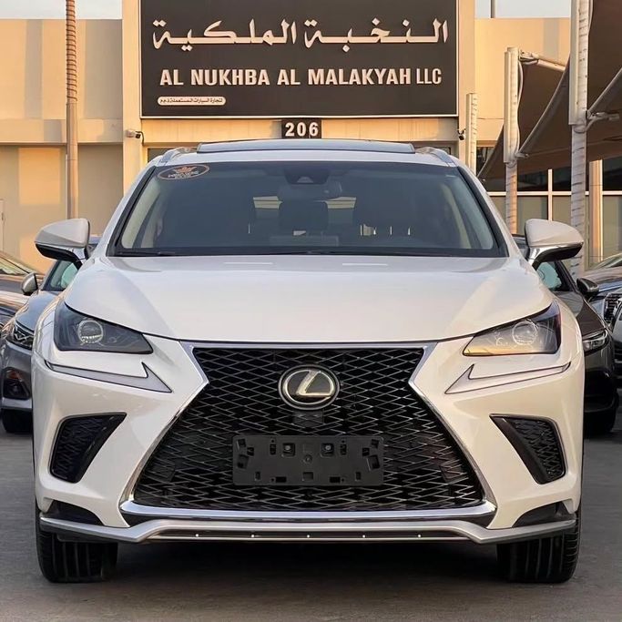 Подержанный Lexus NX 300 I Рестайлинг, 2.0 л, 2019 в Шардже от Al Nukhba Al Malakyah Used Cars Белый цвет. Американская | AUTO.AE