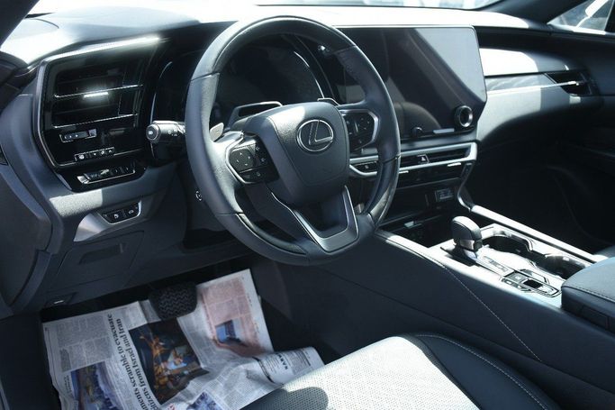 Подержанный Lexus RX 500h V, 2.4 л, 2023 в Шардже от Alfaris Used Cars Белый цвет.  | AUTO.AE