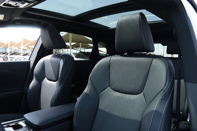 Подержанный Lexus RX 500h V, 2.4 л, 2023 в Шардже от Alfaris Used Cars Белый цвет.  | AUTO.AE