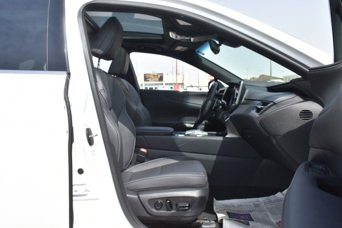 Подержанный Lexus RX 500h V, 2.4 л, 2023 в Шардже от Alfaris Used Cars Белый цвет.  | AUTO.AE