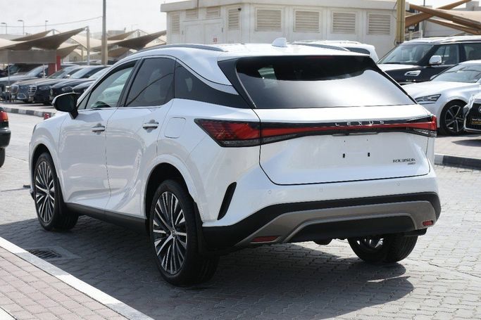 Подержанный Lexus RX 500h V, 2.4 л, 2023 в Шардже от Alfaris Used Cars Белый цвет.  | AUTO.AE