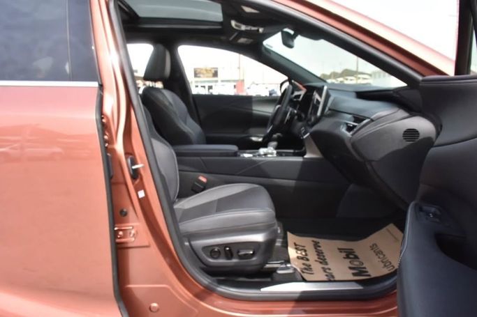 Подержанный Lexus RX 350 V, 2.4 л, 2023 в Шардже от Alfaris Used Cars Бронзовый цвет.  | AUTO.AE