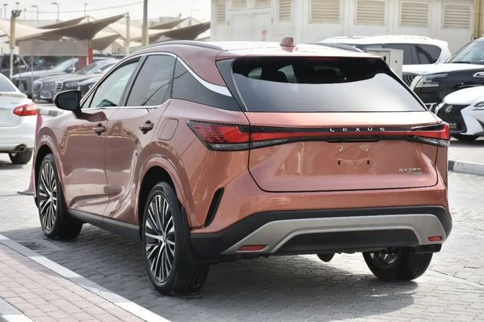 Подержанный Lexus RX 350 V, 2.4 л, 2023 в Шардже от Alfaris Used Cars Бронзовый цвет.  | AUTO.AE