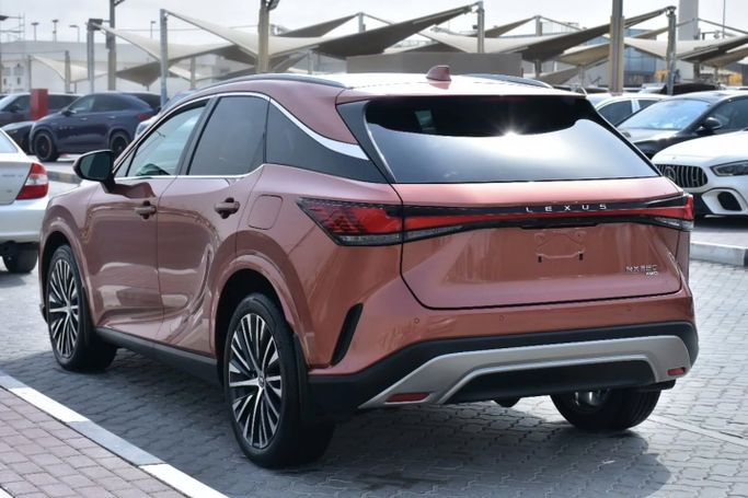 Подержанный Lexus RX 350 V, 2.4 л, 2023 в Шардже от Alfaris Used Cars Бронзовый цвет. Other | AUTO.AE