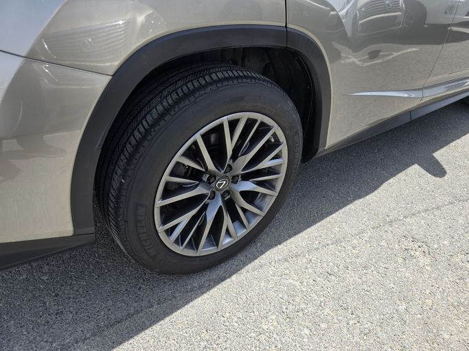 Подержанный Lexus RX 350 IV Рестайлинг, 3.5 л, 2022 в Шардже от Alnawras Cars Серый цвет. Американская | AUTO.AE