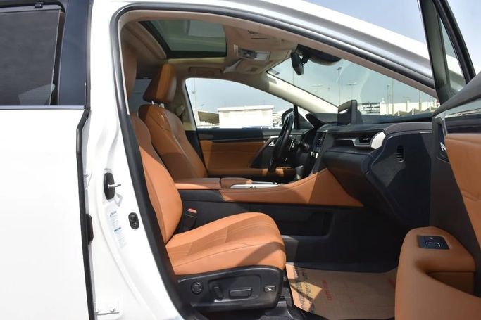 Подержанный Lexus RX 450hL IV Рестайлинг, 3.5 л, 2021 в Шардже от Alfaris Used Cars Белый цвет. Other | AUTO.AE