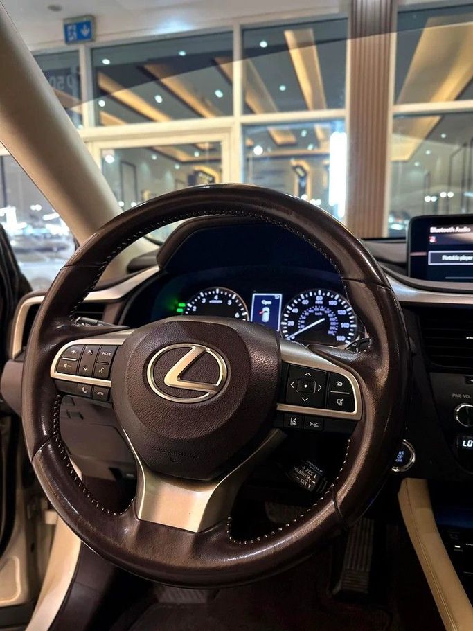 Подержанный Lexus RX 350 IV Рестайлинг, 3.5 л, 2019 в Шардже от Alzawraq Alazrak Золотистый цвет. Американская | AUTO.AE