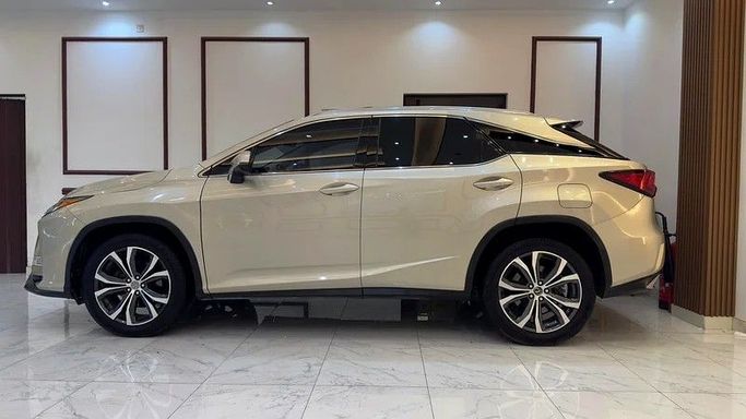 Подержанный Lexus RX 350 IV Рестайлинг, 3.5 л, 2019 в Шардже от Alzawraq Alazrak Золотистый цвет. Американская | AUTO.AE
