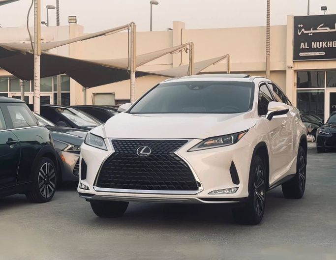 Подержанный Lexus RX 350 IV Рестайлинг, 3.5 л, 2022 в Шардже от Al Nukhba Al Malakyah Used Cars Белый цвет. Американская | AUTO.AE