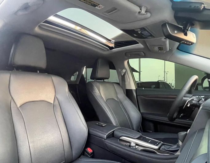 Подержанный Lexus RX 350 IV Рестайлинг, 3.5 л, 2022 в Шардже от Al Nukhba Al Malakyah Used Cars Белый цвет. Американская | AUTO.AE