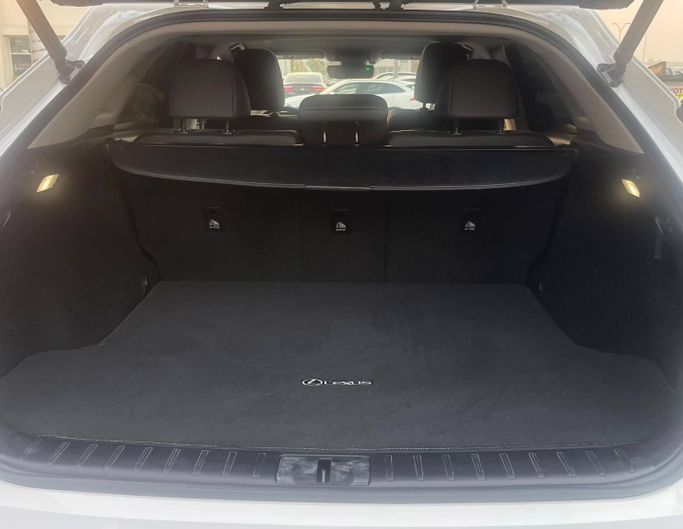 Подержанный Lexus RX 350 IV Рестайлинг, 3.5 л, 2022 в Шардже от Al Nukhba Al Malakyah Used Cars Белый цвет. Американская | AUTO.AE