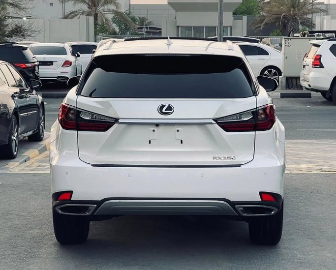 Подержанный Lexus RX 350 IV Рестайлинг, 3.5 л, 2022 в Шардже от Al Nukhba Al Malakyah Used Cars Белый цвет. Американская | AUTO.AE