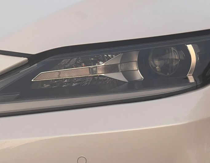 Подержанный Lexus RX 350 IV Рестайлинг, 3.5 л, 2022 в Шардже от Al Nukhba Al Malakyah Used Cars Белый цвет. Американская | AUTO.AE