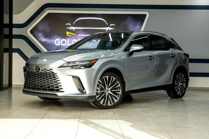Подержанный Lexus RX 350h V, 2.5 л, 2024 в Шардже от Golden Desert Used Car Серебристый цвет.  | AUTO.AE | Объявление #263163