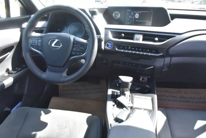 Подержанный Lexus UX 250h I, 2.0 л, 2023 в Шардже от Alfaris Used Cars Серебристый цвет. Other | AUTO.AE