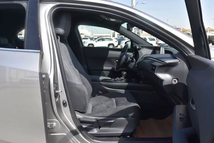 Подержанный Lexus UX 250h I, 2.0 л, 2023 в Шардже от Alfaris Used Cars Серебристый цвет. Other | AUTO.AE