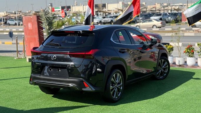 Подержанный Lexus UX 200 I, 2.0 л, 2019 в Шардже от Badar Used Cars Черный цвет. GCC | AUTO.AE