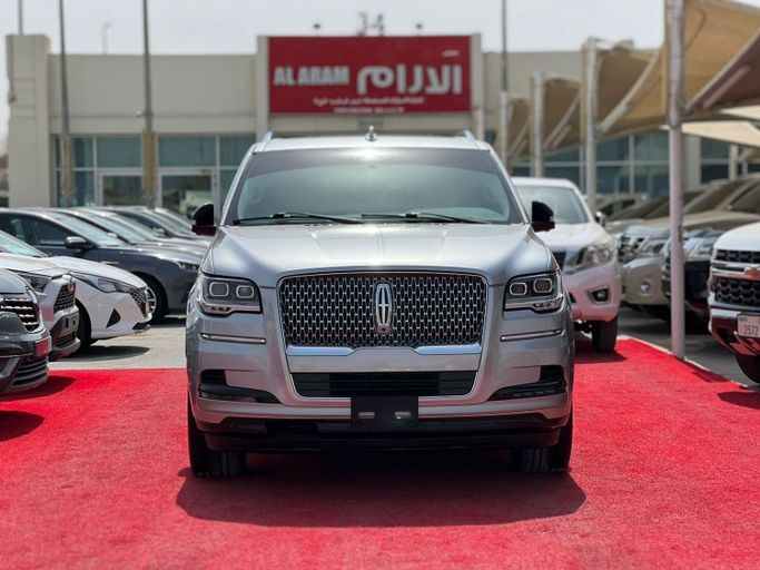 Подержанный Lincoln Navigator IV Рестайлинг, 3.5 л, 2022 в Шардже от Al Aram Cars Серый цвет. GCC | AUTO.AE