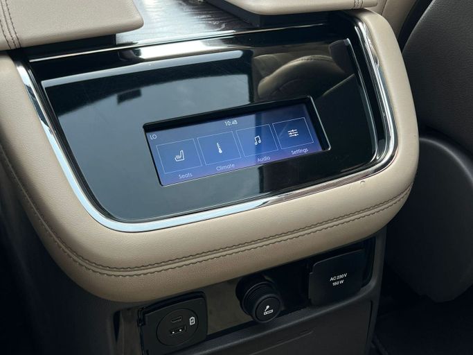 Подержанный Lincoln Navigator IV Рестайлинг, 3.5 л, 2022 в Шардже от Al Aram Cars Серый цвет. GCC | AUTO.AE