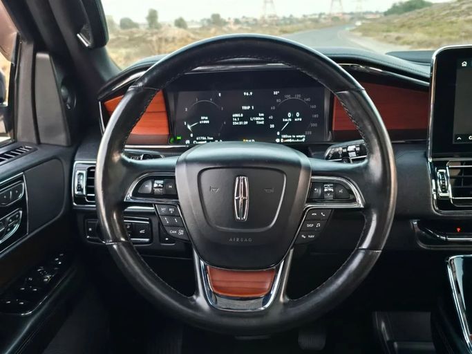 Подержанный Lincoln Navigator IV, 3.5 л, 2020 в Шардже от Al Jana Used Cars Черный цвет. Американская | AUTO.AE