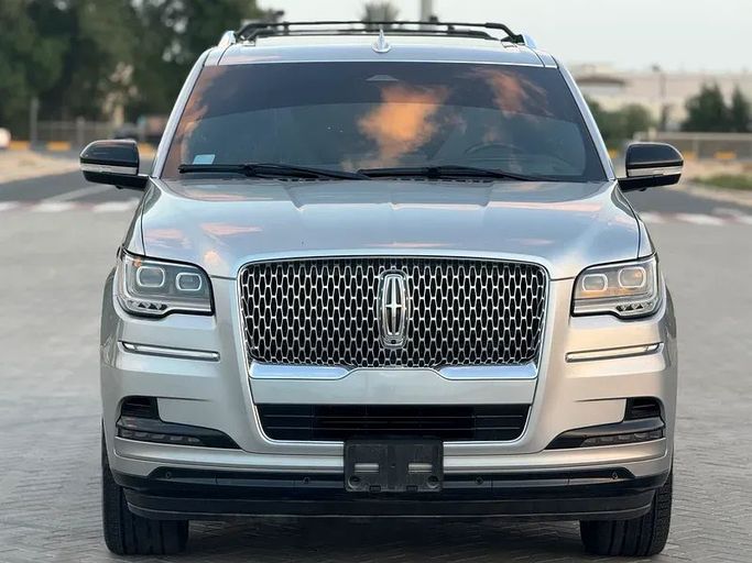 Подержанный Lincoln Navigator IV Рестайлинг, 3.5 л, 2024 в Шардже от Al Ahd Used Cars Серебристый цвет. GCC | AUTO.AE