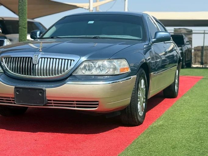 Подержанный Lincoln Town Car III Рестайлинг, 4.6 л, 2005 в Шардже от Al Muhtaref Used Cars Серебристый цвет. Американская | AUTO.AE