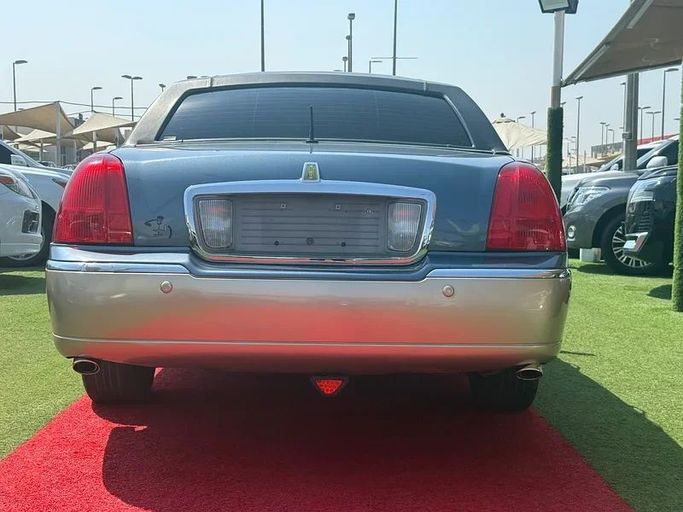 Подержанный Lincoln Town Car III Рестайлинг, 4.6 л, 2005 в Шардже от Al Muhtaref Used Cars Серебристый цвет. Американская | AUTO.AE